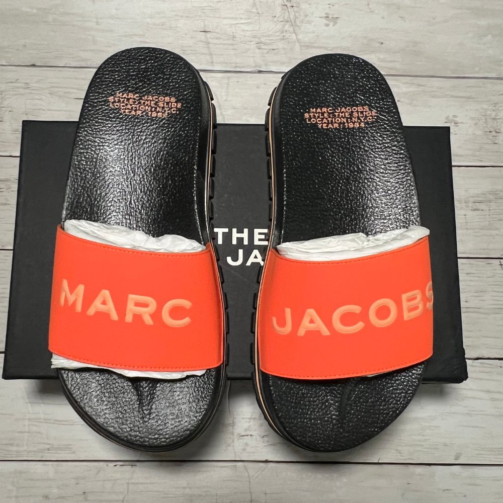 MARC JACOBS Dragon Fire 'The Slide' Logo Print Ridged Flat Sandals Slides Shoes - Picture 1 of 9